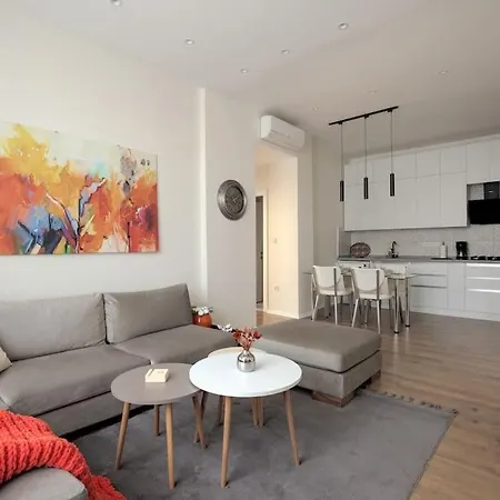 Modern Flat With Location Near Nisantasi Apartment